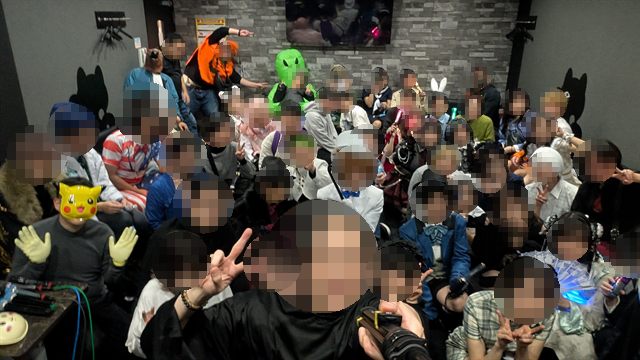 ハロウィンのイベントで、仮装した参加者が大勢集まった集合写真